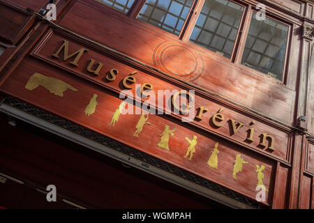 PARIS, FRANKREICH - 04. AUGUST 2018: Schild über dem Eingang zum Musée Grevin in der Passage Jouffroy Stockfoto