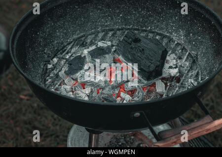 Glühende Holzkohle mit hellen Hotspot auf Grill Stockfoto