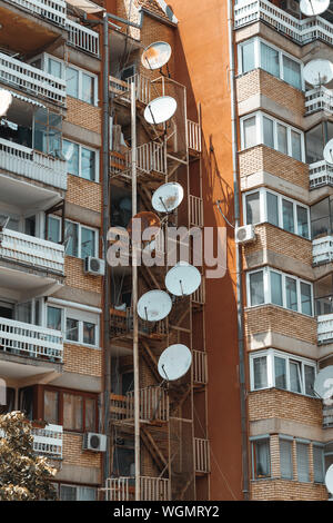 In der Nähe von Altes Appartementhaus mit einer Menge rostige Satellitenschüsseln Stockfoto
