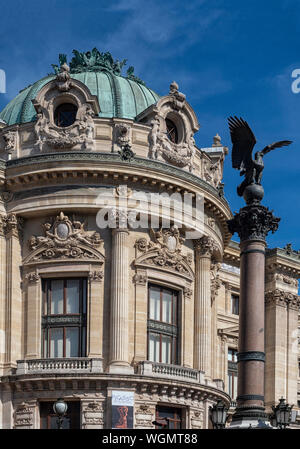 PARIS, FRANKREICH - 04. AUGUST 2018: Architektonisches Detail auf der Außenseite des Palais Garnier (Opéra Garnier) Stockfoto