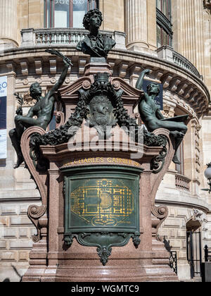 PARIS, FRANKREICH - 04. AUGUST 2018: Architektonisches Detail auf der Außenseite des Palais Garnier (Opéra Garnier) Stockfoto