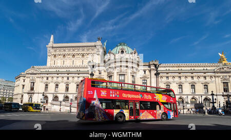 PARIS, FRANKREICH - 04. AUGUST 2018: Blick auf den Palais Garnier (Opéra Garnier) mit offenem roten Sightseeing-Bus Stockfoto