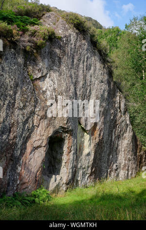 Preikestolen oder nan Clach Tarbh (der Stein der Stiere), Loch Lomond, Argyll, Schottland, Großbritannien eine Sakristei schneiden in den Fels für Outdoor se zur Verfügung zu stellen Stockfoto