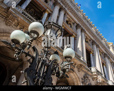 PARIS, FRANKREICH - 04. AUGUST 2018: Prunkvolle Lampen am Palais Garnier (Opéra Garnier) Stockfoto