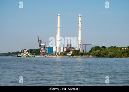 Hamburg, Deutschland - 25 August, 2019: Blick von Fähre am Kraftwerk Wedel an der Elbe am Tag. Stockfoto