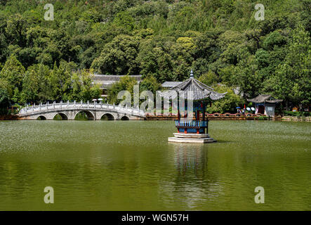 Pagode am Black Dragon Pool Lake in Lijiang, Yunnan, China Stockfoto