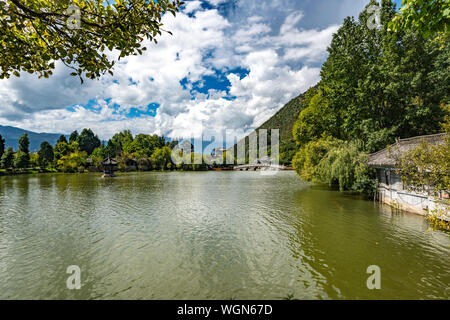 Pagode am Black Dragon Pool Lake in Lijiang, Yunnan, China Stockfoto