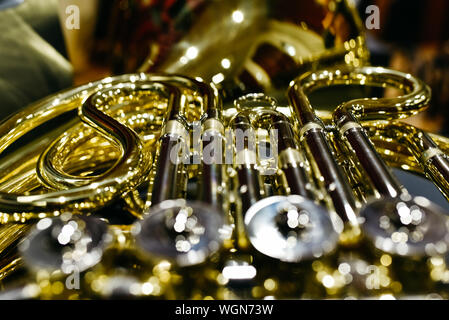 In der Nähe der Schlüssel und Ventile eines Horn Stockfoto
