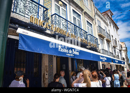 Lissabon, Portugal - 28. Juli 2019: pasteis de Belem, einem berühmten traditionellen Bäckerei in Belém in Lissabon Stockfoto
