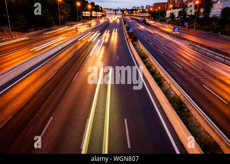 Wanderwege von Auto leuchten auf eine große Straße in der Nacht. Stockfoto