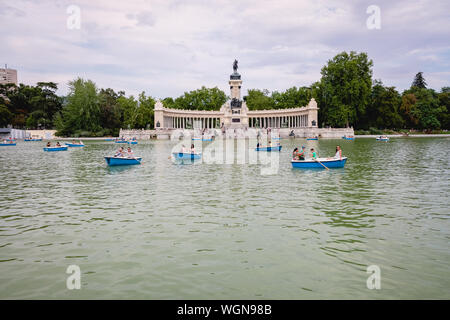 Madrid, Spanien - 28. August 2019: Touristen am See von Retiro Park in Madrid. Stockfoto