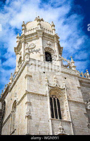 Lissabon, Portugal - Juli 26, 2019: Stein varving Details auf der World Heritage Jeronimos Kloster in Belem aufgeführt Stockfoto