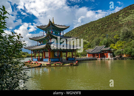Pagode am Black Dragon Pool Lake in Lijiang, Yunnan, China Stockfoto