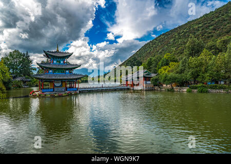 Pagode am Black Dragon Pool Lake in Lijiang, Yunnan, China Stockfoto