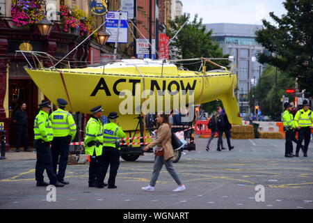 Am 1. September 2019, Greater Manchester Polizei bat das Aussterben Rebellion Protest in Manchester, Großbritannien, weitere Störungen zu vermeiden. Die Aussage vor der Polizei beinhaltet: "Jede Aktion wichtigen Verkehrsverbindungen, stellt Unternehmen und Gemeinden völlig inakzeptabel zu stören. Seit Freitag haben wir ihr Recht in Manchester zu protestieren erleichtert. Wir bitten, dass Sie erlauben nun die Menschen in Manchester über ihr tägliches Geschäft ohne weitere Störungen zu gehen." abgebildet ist ein Boot der Demonstranten verwendet Deansgate, vom lokalen Rat geschlossen vom 30/08/19 bis 03/09/19 zu blockieren. Stockfoto