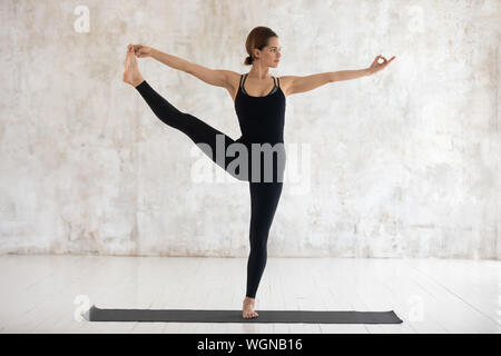 Frau Üben Yoga, verlängerte Hand zu großen Zeh Übung Stockfoto