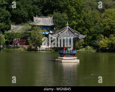 Pagode am Black Dragon Pool Lake in Lijiang, Yunnan, China Stockfoto