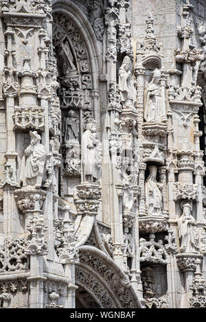 Lissabon, Portugal - Juli 26, 2019: Stein varving Details auf der World Heritage Jeronimos Kloster in Belem aufgeführt Stockfoto