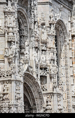 Lissabon, Portugal - Juli 26, 2019: Stein varving Details auf der World Heritage Jeronimos Kloster in Belem aufgeführt Stockfoto