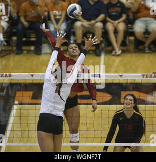 Austin, TX, USA. 1. Sep 2019. USC Trojans RAQUEL LÃZARO (10) Während ein NCAA Volleyball Match zwischen der Universität von Texas und an der Universität von Südkalifornien an Gregory Gymnasium in Austin, Texas am 1. September 2019. Credit: Scott Coleman/ZUMA Draht/Alamy leben Nachrichten Stockfoto