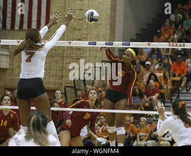 Austin, TX, USA. 1. Sep 2019. USC Trojans KHALIA LANIER (16) Während ein NCAA Volleyball Match zwischen der Universität von Texas und an der Universität von Südkalifornien an Gregory Gymnasium in Austin, Texas am 1. September 2019. Credit: Scott Coleman/ZUMA Draht/Alamy leben Nachrichten Stockfoto