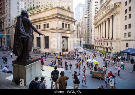 NEW YORK CITY - 15. AUGUST 2017: Touristen und Arbeitnehmer Masse die Fußgängerzone vor der New Yorker Börse an der Wall Street. Stockfoto