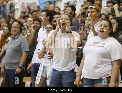 Austin, TX, USA. 1. Sep 2019. Texas Longhorns Fans während ein NCAA Volleyball Match zwischen der Universität von Texas und an der Universität von Südkalifornien an Gregory Gymnasium in Austin, Texas am 1. September 2019. Credit: Scott Coleman/ZUMA Draht/Alamy leben Nachrichten Stockfoto