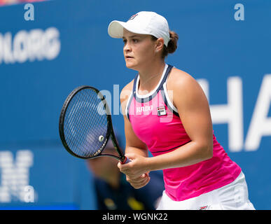 New York, NY - 1. September 2019: Ashleigh Barty (Australien) in Aktion während der Runde 4 der US Open Meisterschaft gegen Qiang Wang (China) an Billie Jean King National Tennis Center Stockfoto