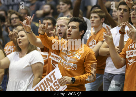 Austin, TX, USA. 1. Sep 2019. Texas Longhorns Fans während ein NCAA Volleyball Match zwischen der Universität von Texas und an der Universität von Südkalifornien an Gregory Gymnasium in Austin, Texas am 1. September 2019. Credit: Scott Coleman/ZUMA Draht/Alamy leben Nachrichten Stockfoto