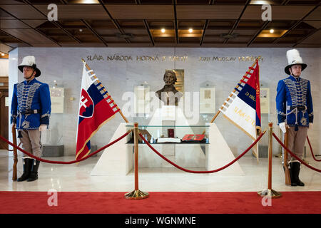 BRATISLAVA, SLOWAKEI - Sep 1, 2019: Innenraum des Slowakischen Parlaments mit Wachen, Flagge und Verfassung während der Feier der Tag der Verfassung in Bratisla Stockfoto