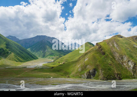 Truso Tal und die Schlucht Bereich Landschaft auf Trekking/Wandern Route in Kazbegi, Georgia. Truso Tal ist eine malerische Trekking route Stockfoto