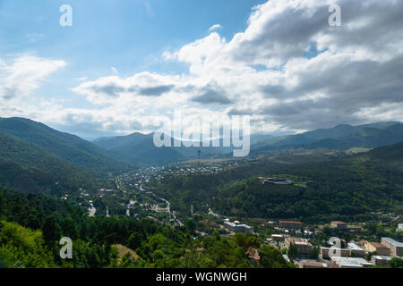 Dilijan, Armenien - Juli 2019: Dilijan Stadt Luftbild und Touristen. Dilijan ist ein beliebter Tourismus Stadt für Wandern und Trekking. Stockfoto