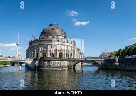 Berlin, Deutschland - Juli 2019: Museumsinsel () mit berühmten Fernsehturm auf der Spree an sonnigen Sommertag. Stockfoto