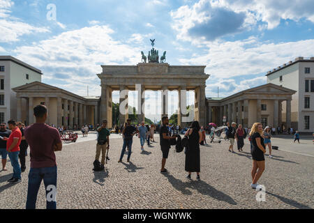 Berlin, Deutschland - Juli 2019: Brandenburger Tor und Besucher an einem sonnigen Sommertag in Berlin. Das Brandenburger Tor ist eines der Wahrzeichen Stockfoto