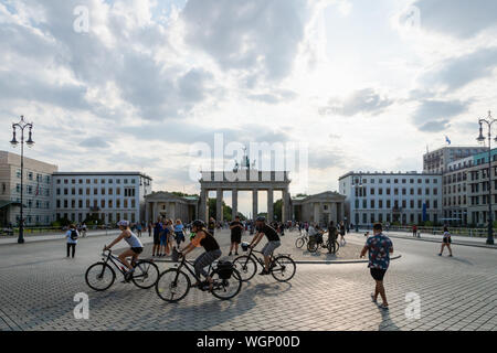 Berlin, Deutschland - Juli 2019: Brandenburger Tor und Besucher an einem sonnigen Sommertag in Berlin. Das Brandenburger Tor ist eines der Wahrzeichen Stockfoto