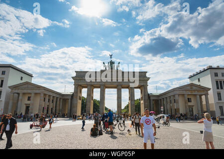 Berlin, Deutschland - Juli 2019: Brandenburger Tor und Besucher an einem sonnigen Sommertag in Berlin. Das Brandenburger Tor ist eines der Wahrzeichen Stockfoto