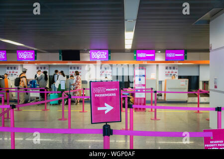 Warschau, Polen - Juli 2019: Wizz Air Check-in-Schalter und Passagiere am Flughafen Warschau Chopin warten. Wizz Air ist eine ungarische Billigfluggesellschaft Stockfoto