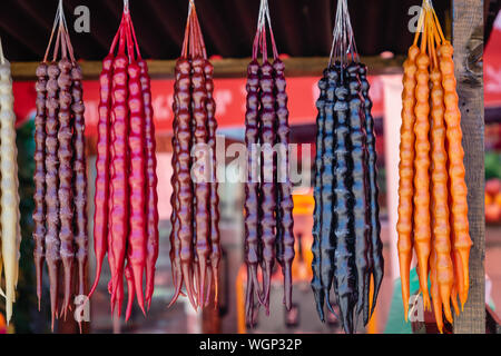 Churchkhela Bonbons vor Markt hängen in Tiflis, Georgien. Churchkhela ist eine traditionelle georgische Küche Kerze in Form von Süßigkeiten. Stockfoto