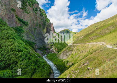 Truso Tal und die Schlucht Bereich Landschaft auf Trekking/Wandern Route in Kazbegi, Georgia. Truso Tal ist eine malerische Trekking route Stockfoto