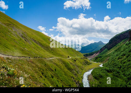 Truso Tal und die Schlucht Bereich Landschaft auf Trekking/Wandern Route in Kazbegi, Georgia. Truso Tal ist eine malerische Trekking route Stockfoto