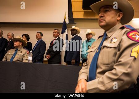 Odessa, Texas, USA. 1. Sep 2019. DPS Regional Director ORLANDO ALANIS, Links, nimmt an einer Pressekonferenz an der Universität von Texas Permian in Odessa, Texas. Ein Amokläufer erschossen fünf Menschen und verletzte 21 andere am Tag zuvor am 12.08.31. Die Zahl der Todesopfer stieg auf sieben als der Morgen des 4.9.1. Quelle: Joel Engel Juarez/ZUMA Draht/Alamy leben Nachrichten Stockfoto