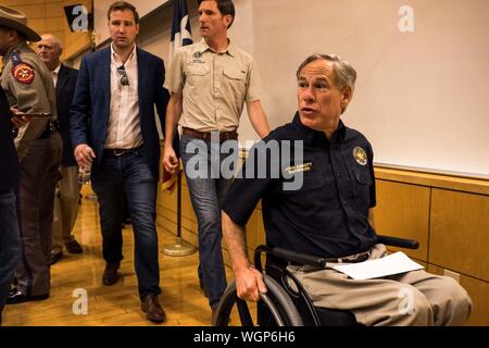 Odessa, Texas, USA. 1. Sep 2019. Texas reg. GREG ABBOTT, rechts, nimmt an einer Pressekonferenz an der Universität von Texas Permian in Odessa, Texas. Ein Amokläufer erschossen fünf Menschen und verletzte 21 andere am Tag zuvor am 12.08.31. Die Zahl der Todesopfer stieg auf sieben als der Morgen des 4.9.1. Quelle: Joel Engel Juarez/ZUMA Draht/Alamy leben Nachrichten Stockfoto