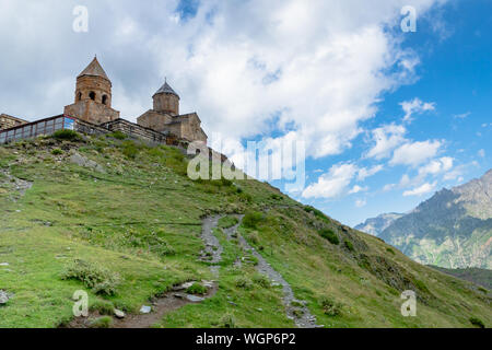 Gergeti Trinity Kirche oder Tsminda Sameba, dramatische landscaoe mit Wolken. Gergeti Kirche steht in der Nähe des Dorfes Gergeti in Georgien Stockfoto