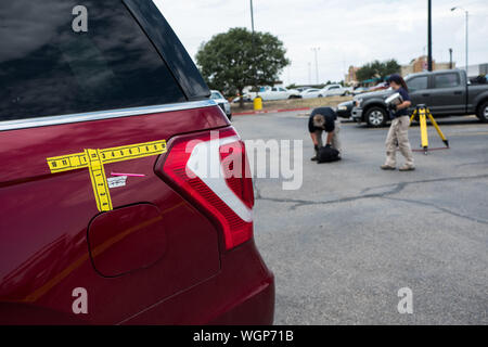 Odessa, Texas, USA. 1. Sep 2019. FBI-Agenten untersuchen, Beweise am Tatort in Odessa, Texas. Ein Amokläufer erschossen fünf Menschen und verletzte 21 andere am Tag zuvor am 12.08.31. Die Zahl der Todesopfer stieg auf sieben als der Morgen des 4.9.1. Quelle: Joel Engel Juarez/ZUMA Draht/Alamy leben Nachrichten Stockfoto