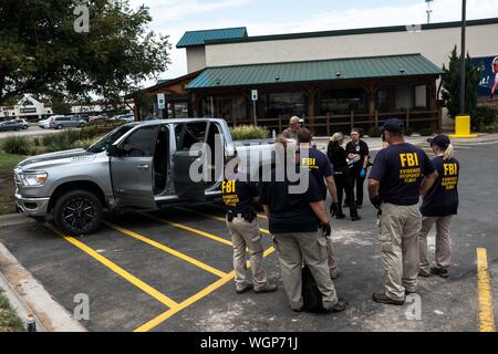 Odessa, Texas, USA. 1. Sep 2019. Ein FBI-Team sammelt, wie sie untersuchen, einen Tatort, in denen Fahrzeuge durch Maschinengewehr in Odessa, Texas angeschlagen wurden. Ein Amokläufer erschossen fünf Menschen und verletzte 21 andere am Tag zuvor am 12.08.31. Die Zahl der Todesopfer stieg auf sieben als der Morgen des 4.9.1. Quelle: Joel Engel Juarez/ZUMA Draht/Alamy leben Nachrichten Stockfoto