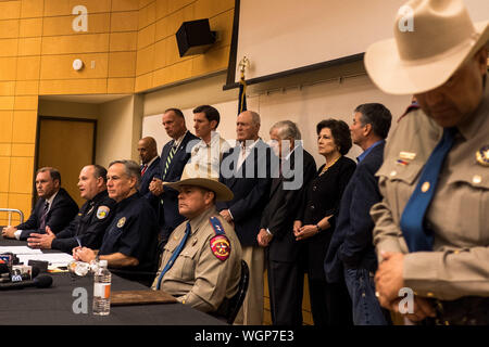 Odessa, Texas, USA. 1. Sep 2019. FBI Special Agent in CHRISTOPHER KÄMME, Links, Odessa Polizeichef MICHAEL GERKE, Texas reg. GREG ABBOTT, und DPS Regional Director ORLANDO ALANIS sprechen bei einer Pressekonferenz an der Universität von Texas Permian in Odessa, Texas. Ein Amokläufer erschossen fünf Menschen und verletzte 21 andere am Tag zuvor am 12.08.31. Die Zahl der Todesopfer stieg auf sieben als der Morgen des 4.9.1. Quelle: Joel Engel Juarez/ZUMA Draht/Alamy leben Nachrichten Stockfoto