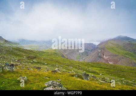 Kazbegi, Georgien - Mount Kazbegi Landschaft mit dramatischen Wolken bis in die Trekking und Wandern Route. Stockfoto