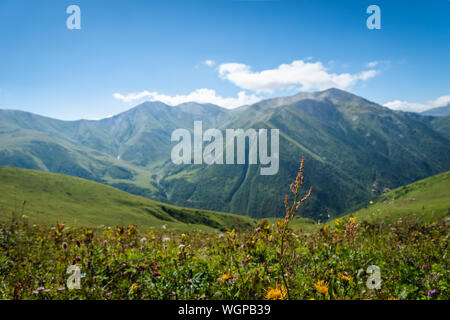 Swaneti Landschaft mit Bergen auf der Trekking und Wandern Route in der Nähe von Mestia Swanetien region, Dorf in Georgien. Stockfoto