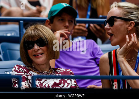 New York, USA. 01 Sep, 2019. Anna Wintour, Leiter der Vogue US und Amy Griffin, ehemaliger amerikanischer Fußballspieler, besuchen das Match zwischen Roger Federer aus der Schweiz und David Goffin Belgien während der vierten Runde Herren Einzel am Tag sieben der 2019 US Open am USTA Billie Jean King National Tennis Center am 01 September, 2019 in Queens Borough von New York City. Credit: Unabhängige Fotoagentur/Alamy leben Nachrichten Stockfoto