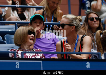 New York, USA. 01 Sep, 2019. Anna Wintour, Leiter der Vogue US und Amy Griffin, ehemaliger amerikanischer Fußballspieler, besuchen das Match zwischen Roger Federer aus der Schweiz und David Goffin Belgien während der vierten Runde Herren Einzel am Tag sieben der 2019 US Open am USTA Billie Jean King National Tennis Center am 01 September, 2019 in Queens Borough von New York City. Credit: Unabhängige Fotoagentur/Alamy leben Nachrichten Stockfoto